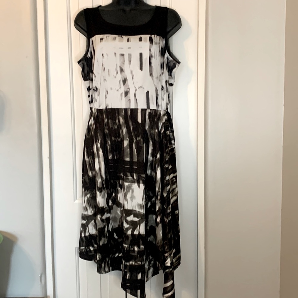 VGUC-Simply Vera/Vera Wang medium B&W patterned lightweight dress